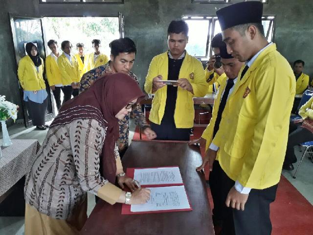 Rektor Uniks Kuansing Lantik Ketua BEM dan DPM